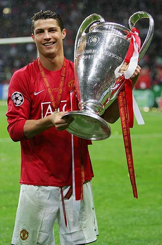 Cristiano Ronaldo posa con el trofeo de la Liga de Campeones tras vencer la ltima final.