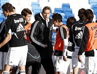 Julen Lopetegui junto a algunos jugadores del Real Madrid Castilla durante un partido