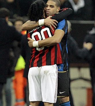 Ronaldinho y Adriano se saludan antes del derbi