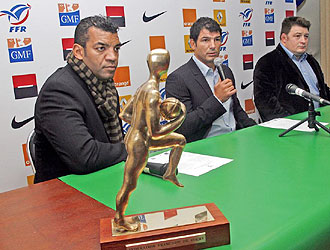 Los tres seleccionadores franceses Emile Ntamack, Marc Lievremont y Didier Retiere en una rueda de prensa