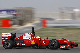 Felipe Massa se entrena a los mandos de su Ferrari en Bahrein.