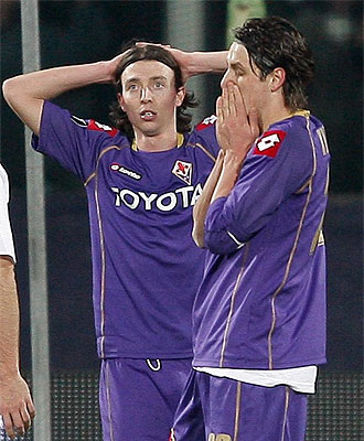 Montolivo y Kusmanovich se lamentan durante el partido de la Fiorentina ante el Ajax