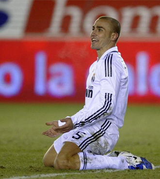 Fabio Cannavaro sonre en un partido del Real Madrid.