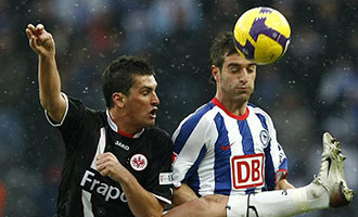 Martin Fenin (izquierda) lucha un baln con Nicu (Hertha Berln) durante un partido de la Bundesliga