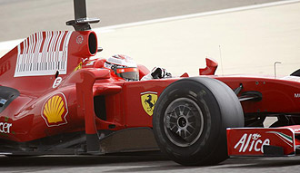 Kimi Raikkonen pilota su Ferrari durante los entrenamientos de Bahrein.