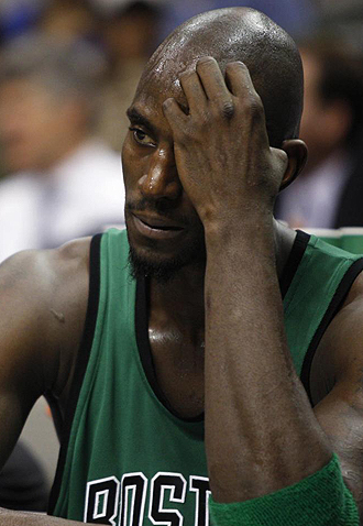 Kevin Garnett preocupado en el banquillo de los Celtics