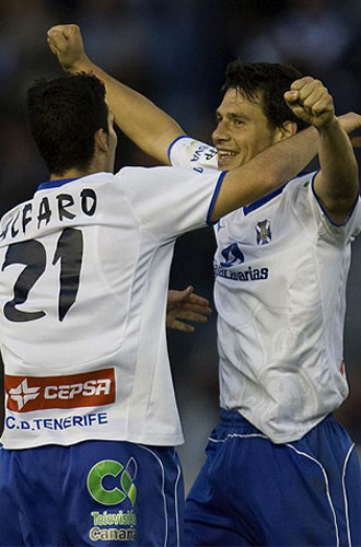 Los jugadores del Tenerife celebran un gol