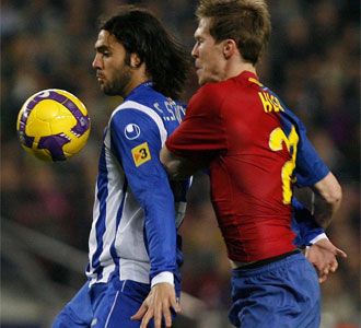 Sergio Snzhez protege un baln ante Hleb en un partido de Copa del Rey.