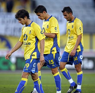 Los jugadores de Las Palmas, abatidos.