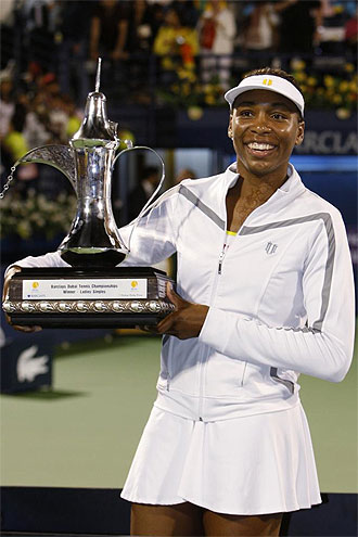 Venus Williams posa con el trofeo de campeona del torneo de Dubai.
