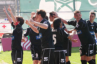 Los jugadores del Xerez, con su capitn al frente, celebran uno de los goles conseguidos en Crdoba con sus aficionados