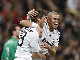 Huntelaar y Pepe celebran uno de los goels ante el Betis