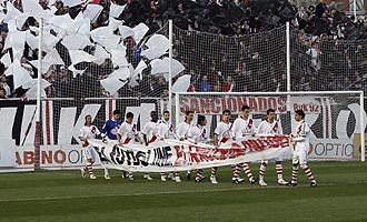 Los jugadores del Rayo saltaron con una pancarta que deca "El ftbol une, el racismo divide"