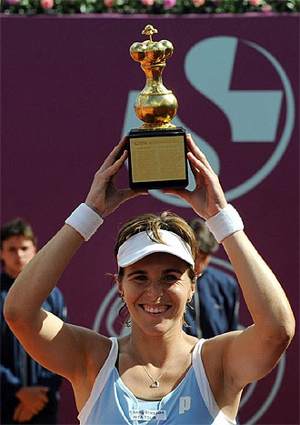Mara Jos Martnez posa con el trofeo de campeona en Bogot.