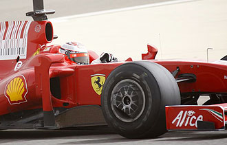 Kimi Raikkonen pilota su Ferrari durante los entrenamientos de Bahrein.