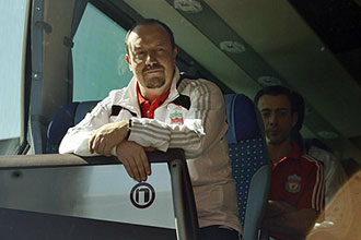 Rafa Bentez sonre en el autobs que transporta a la expedicin del Liverpool antes del partido de Champions ante el Real Madrid