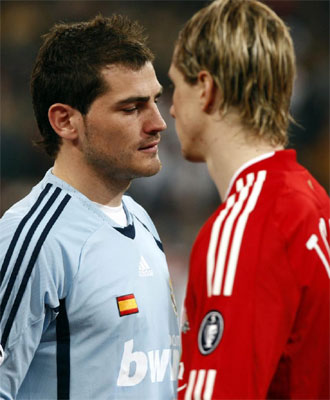 Torres y Casillas se cruzan al comienzo del choque