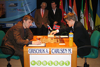 El ruso Alexander Grischuk juega contra el noruego Carlsen