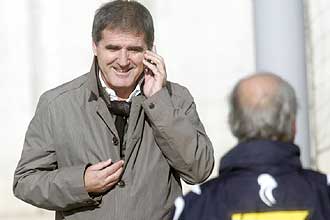 Paco Herrera, hablando por telfono, podr contar con Mora, casi seguro