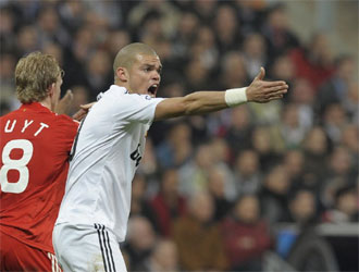Pepe intenta ordenar a sus compaeros durante el choque ante el Liverpool.
