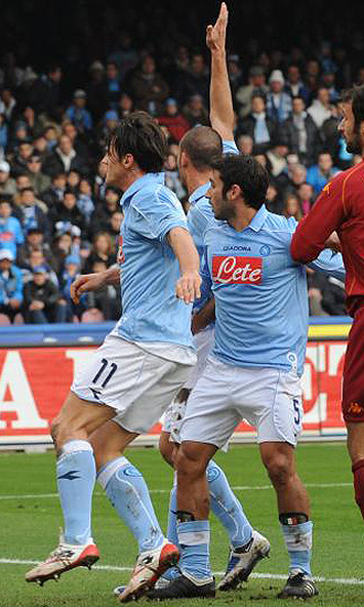 Varios jugadores del Npoles forman juntos en el choque ante la Roma.