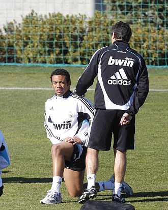 Juande Ramos charla con Marcelo en un entrenamiento.