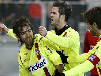Pjanic celebra un gol junto a Delgado y Juninho