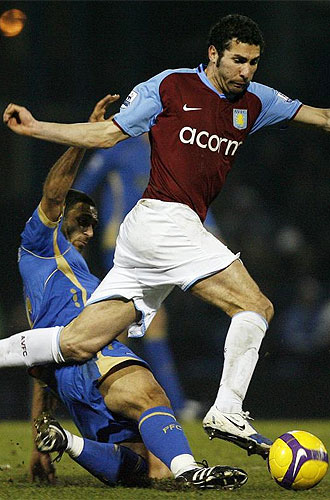 Carlos Cuéllar, durante un partido del Aston Villa