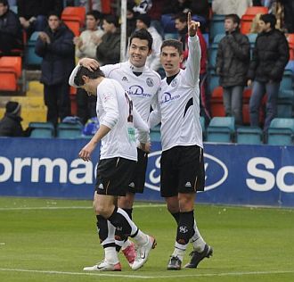 Los jugadores de la Unin Deportiva Salamanca celebran un gol en el Helmntico