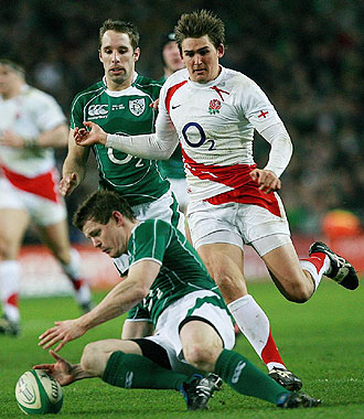 Brian O'Driscoll, en la imagen ante Toby Flood, volvió a ser decisivo para Irlanda con un drop y un ensayo
