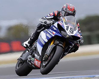 El piloto estadounidense Ben Spies pilota su Yamaha en el circuito de Phillip Island.