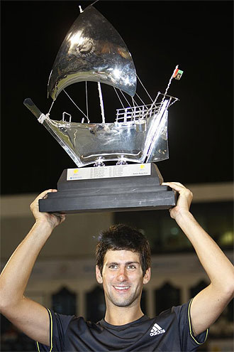 Novak Djokovic posa con el trofeo de campen en Dubai.