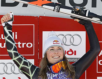 La esquiadora estadounidense Lindsay Vonn celebra la victoria