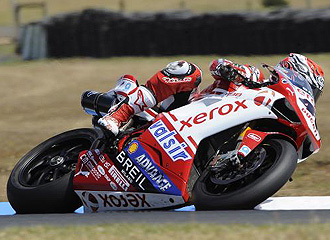 El piloto japons Noriyuki Haga pilota su Ducati en el circuito de Phillip Island.