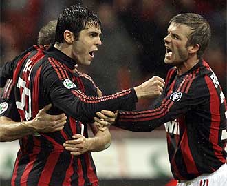 Kak calebra junto a Beckham un gol con el Milan
