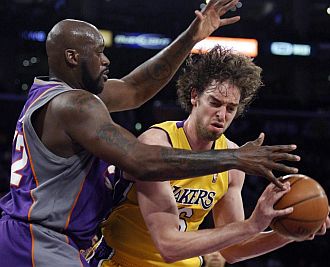 Pau Gasol contra Shaquille O'Neal, en la derrota de los Lakers contra los Suns