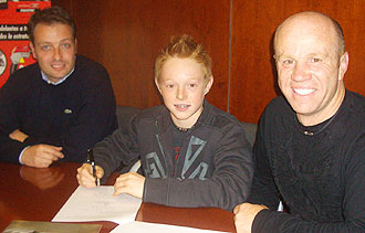 Emilio Alzamora, Dakota y Randy Mamola, de izquierda a derecha, durante la firma del acuerdo.