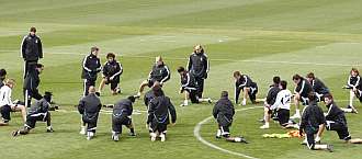 Los jugadores del Real Madrid, durante el entrenamiento de hoy en Valdebebas
