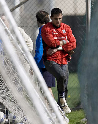Sergio Aragoneses se duele durante un entrenamiento del Tenerife