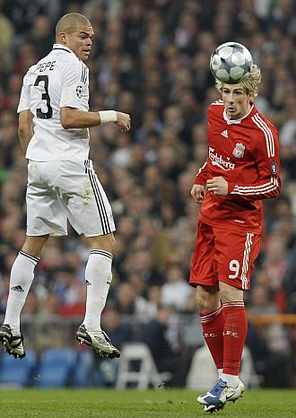 Pepe y Fernando Torres, durante el encuentro de ida