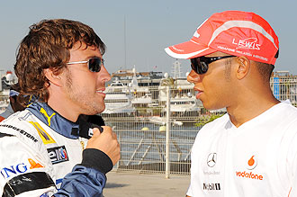 Lewis Hamilton y Fernando Alonso dialogan en 2008 en el circuito urbano de Valencia.