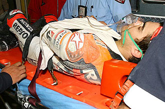 Dani Pedrosa es trasladado al hospital en Qatar tras caerse en los entrenamientos.