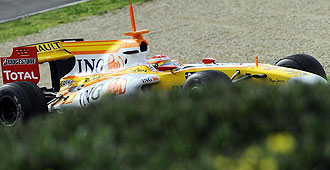 Fernando Alonso se entrena con su Renault R29 en el circuito de Jerez de la Frontera.