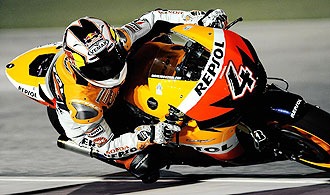 Andrea Dovizioso pilota su Honda en los entrenamientos nocturnos de Qatar.