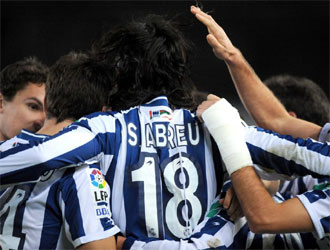 Los jugadores de la Real celebran un gol de Abreu esta temporada.