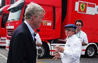 Jackie Stewart, con gorra y gafas, dialoga con Max Mosley en el Gran Premio de Italia de 2008.