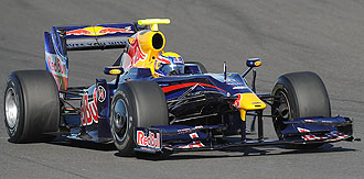 El piloto australiano Mark Webber pilota su Red Bull durante los entrenamientos de febrero en Jerez.