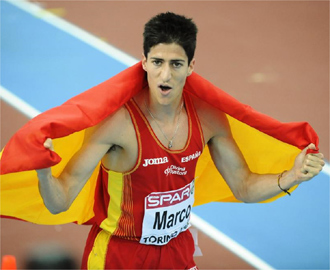 Alberto Marco celebra su plata con la bandera espaola.