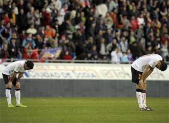 Mata y Mchel lamentan el segundo gol encajado por el Valencia.