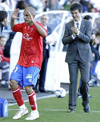 Pacheta aplaude a Aranda, autor del gol del empate ante el Valencia.